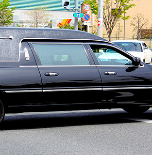 霊柩車での遺体搬送